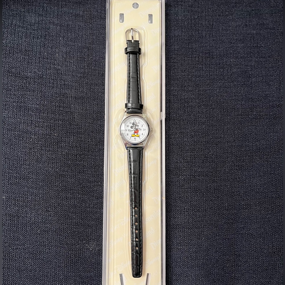 Authentic NWOT Disney Park Edition Mickey Mouse Watch. - Picture 4 of 6